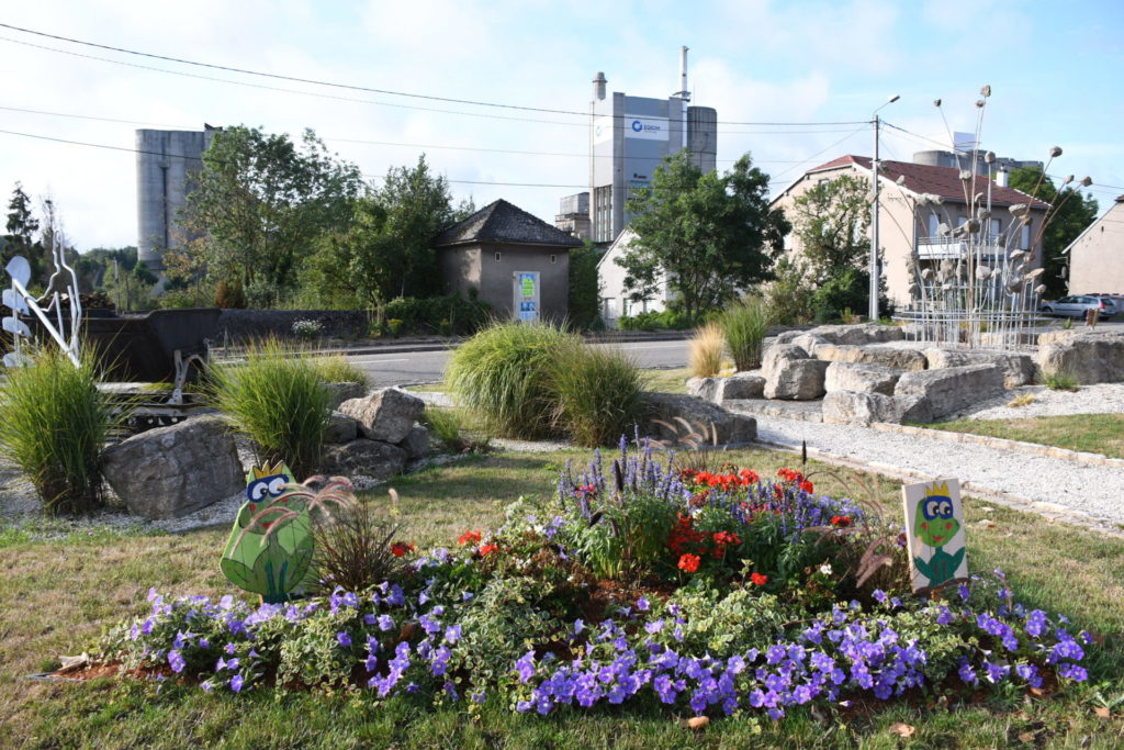 Village fleuri Héming mairie parterre de fleurs