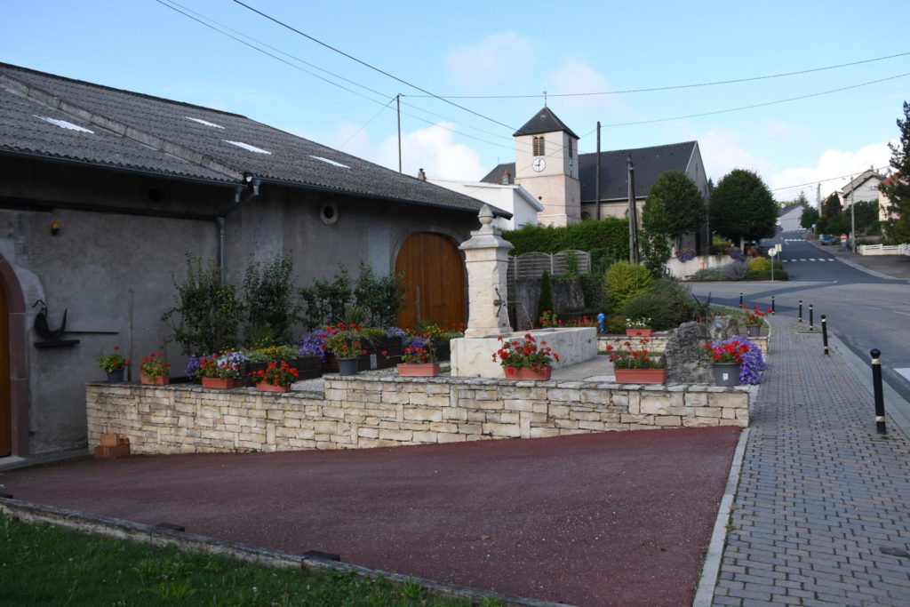 Village fleuri Héming en bas de l'église