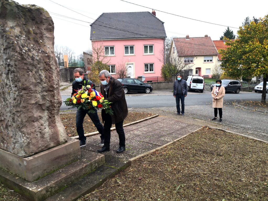 Dépot de gerbe monument aux morts